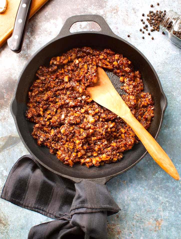 Sartén con chorizo hecho de champiñones, opción vegana y vegetariana