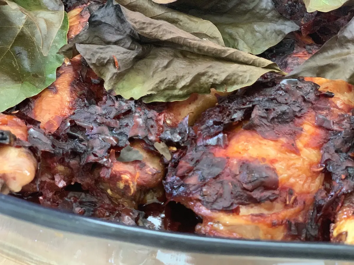 Barbacoa de pollo en hoja de plátano, cocinada en la vaporera