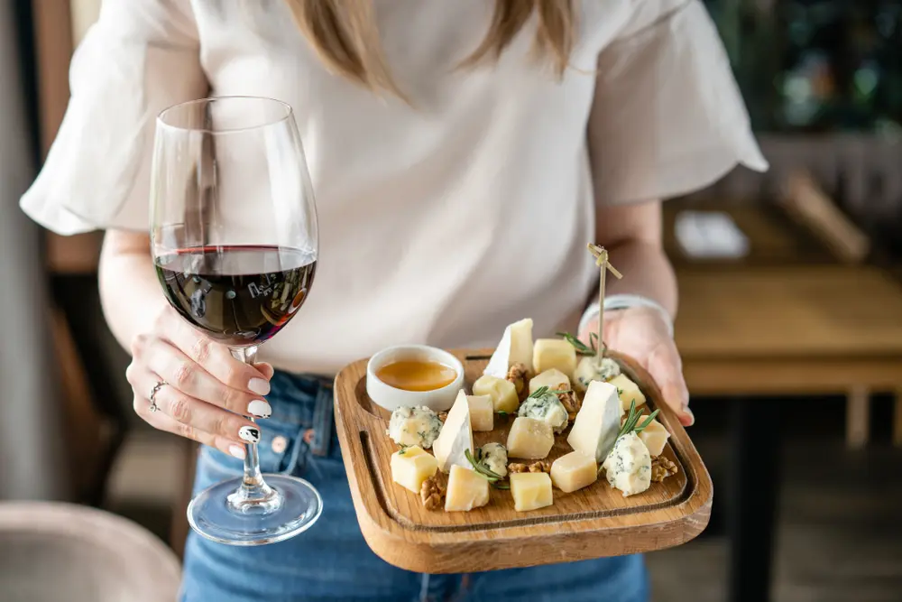 Como iniciar en el mundo del vino / Vino tinto y tabla de quesos