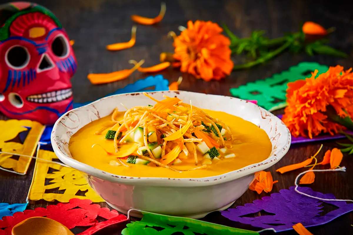 La flor de cempasúchil es usada dentro de la gastronomía mexicana.