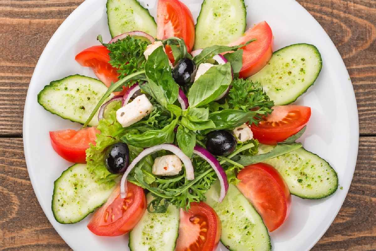 La ensalada de pepino, cebolla y tomate la puedes preparar en menos de 10 minutos.