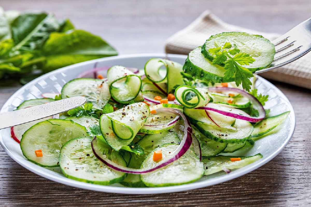 Ensalada de pepino y cebolla morada ideal para acompañar tus comidas.