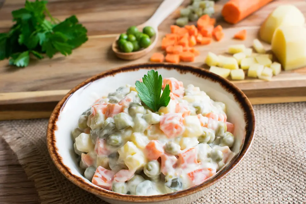 Ingredientes para preparar ensalada rusa con pollo, receta fácil y económica (sobretodo rápida)