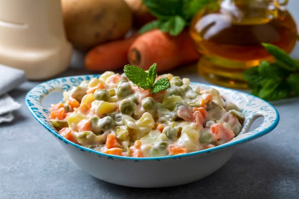 La ensalada rusa sí es rusa y puede llevar muchos ingredientes.