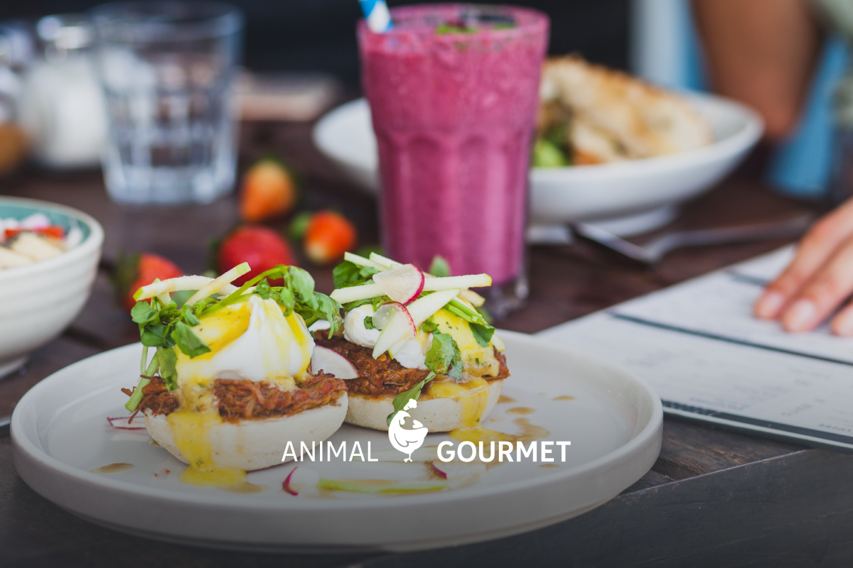 Para obtener unos huevos escalfados a la perfección coloca un papel film en un bol o vaso con una gota de aceite. Casca el huevo y mételo en el interior.