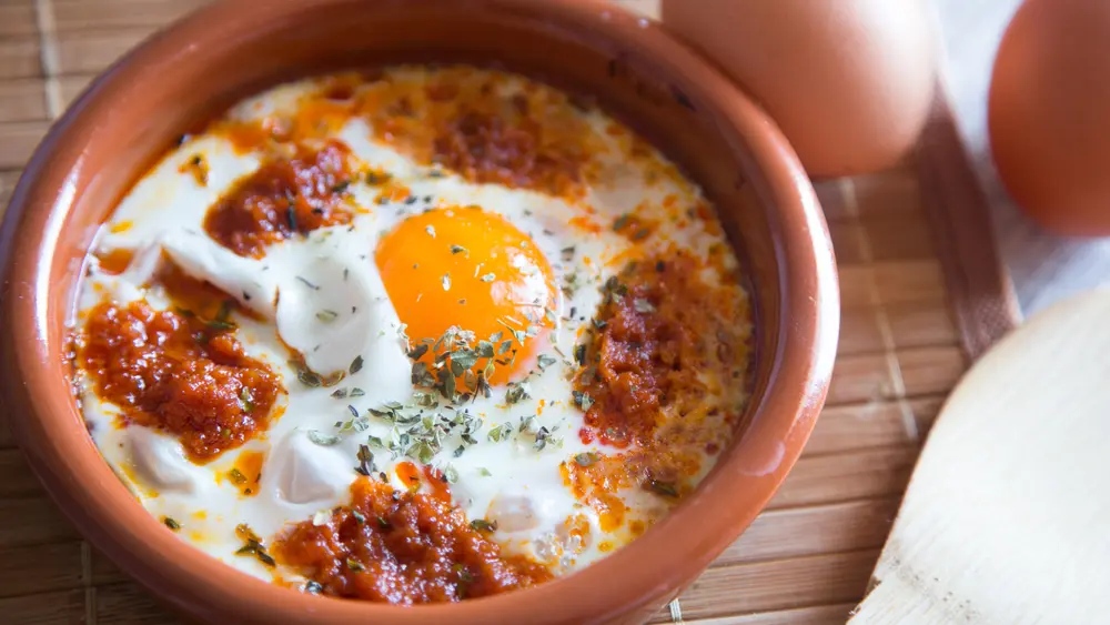 Huevos al plato con chorizo, receta