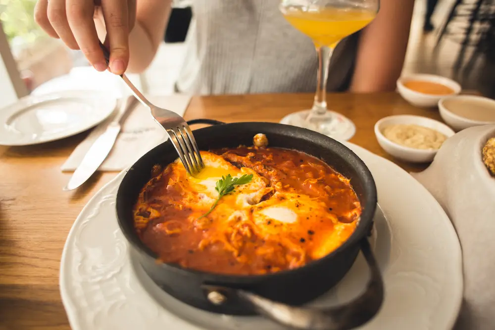 Receta huevos al plato con chorizo