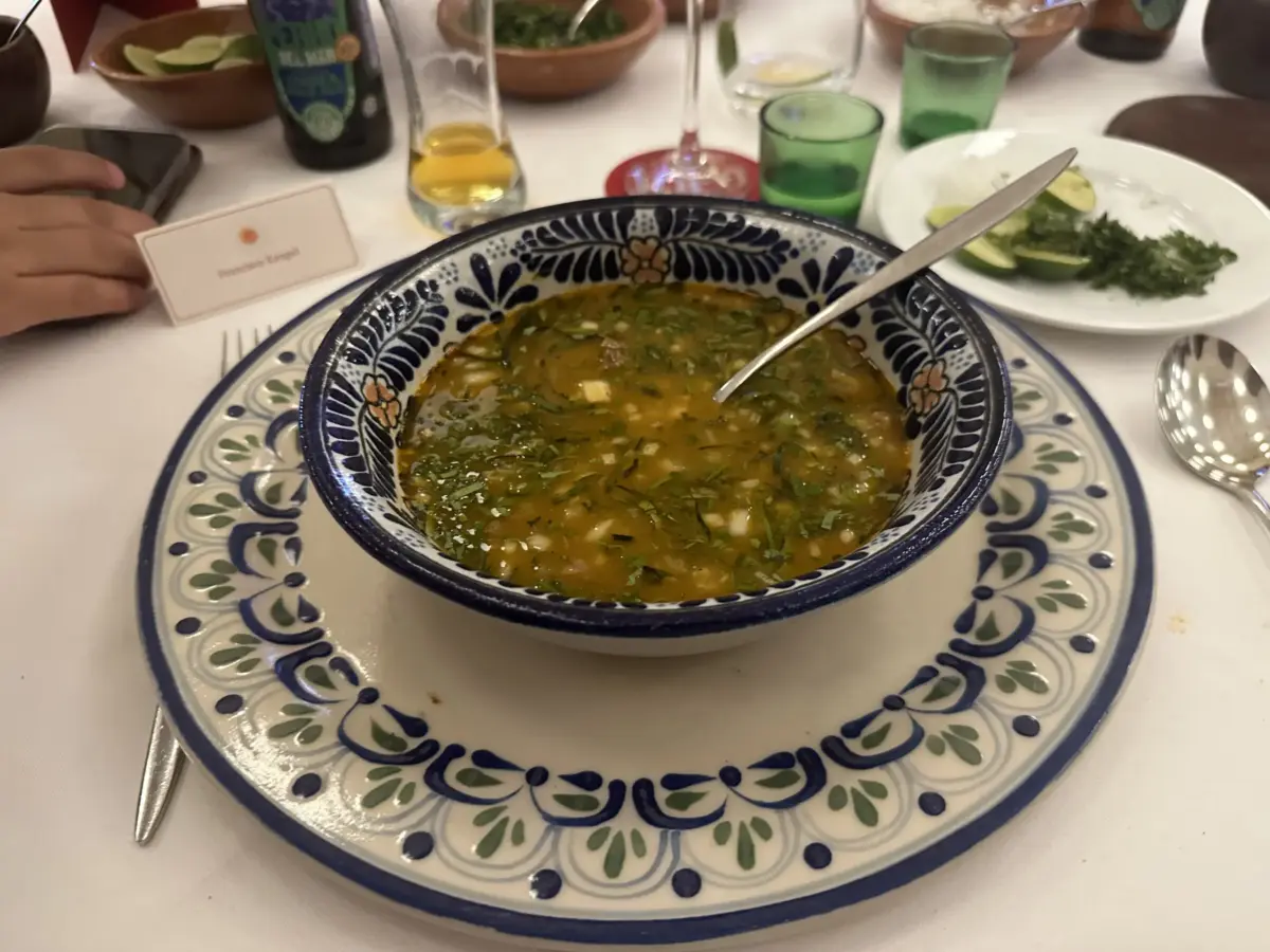 huaxmole o mole de caderas es un platillo insignia de la cocina mixteca