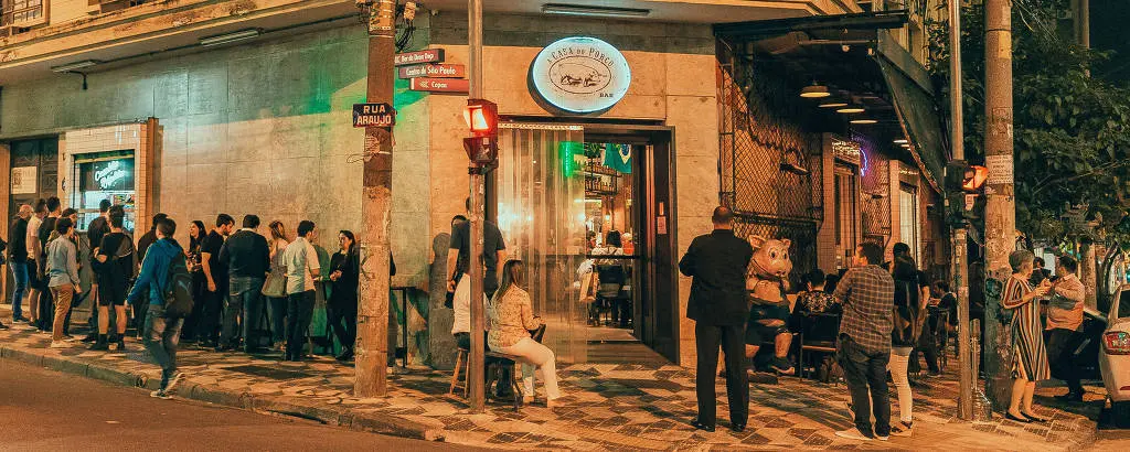 Comensales formados para entrar a A Casa do Porco, restaurante de la chef Janaina Torres