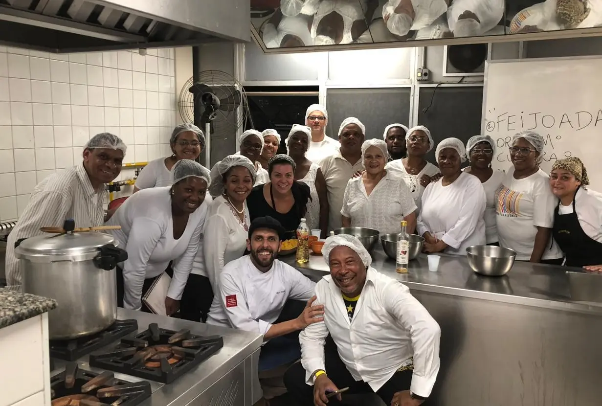 Janaina Torres y su equipo de cocina