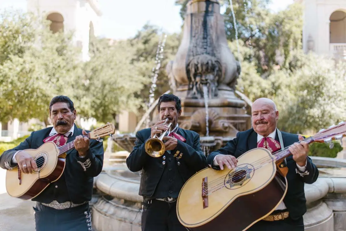 Lugares para escuchar mariachis y comer en CDMX.