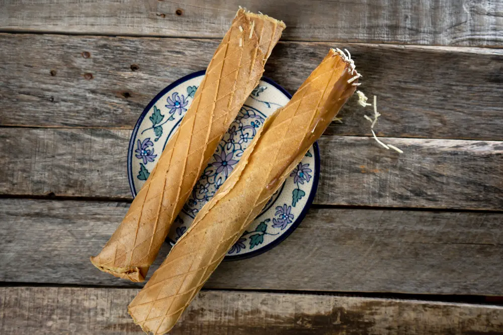 Marquesitas son un postre con masa de barquillo, enrollada como burrito y relleno de queso bola