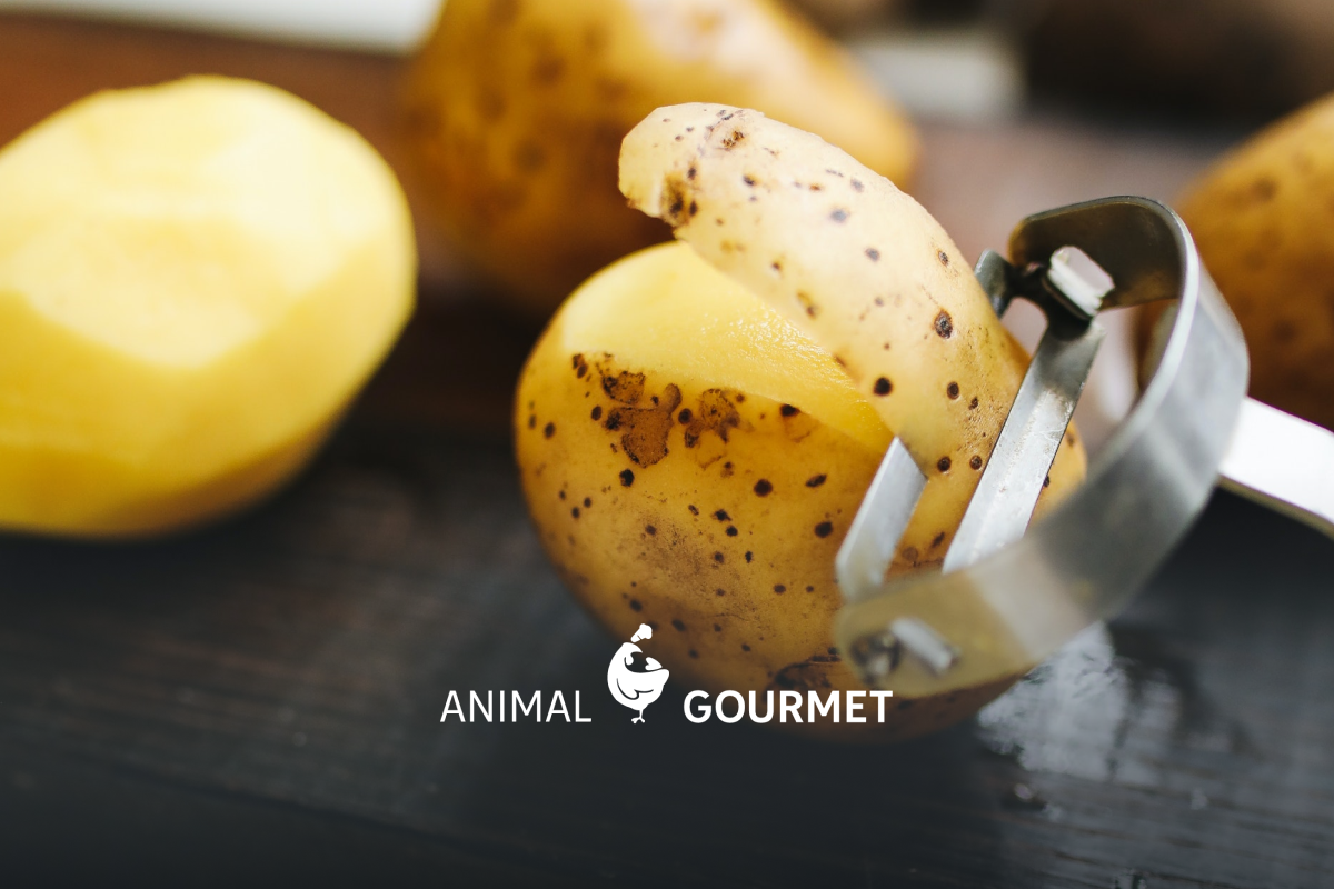 El secreto de cómo hacer papas fritas crujientes se debe a retirar el almidón de la papa.