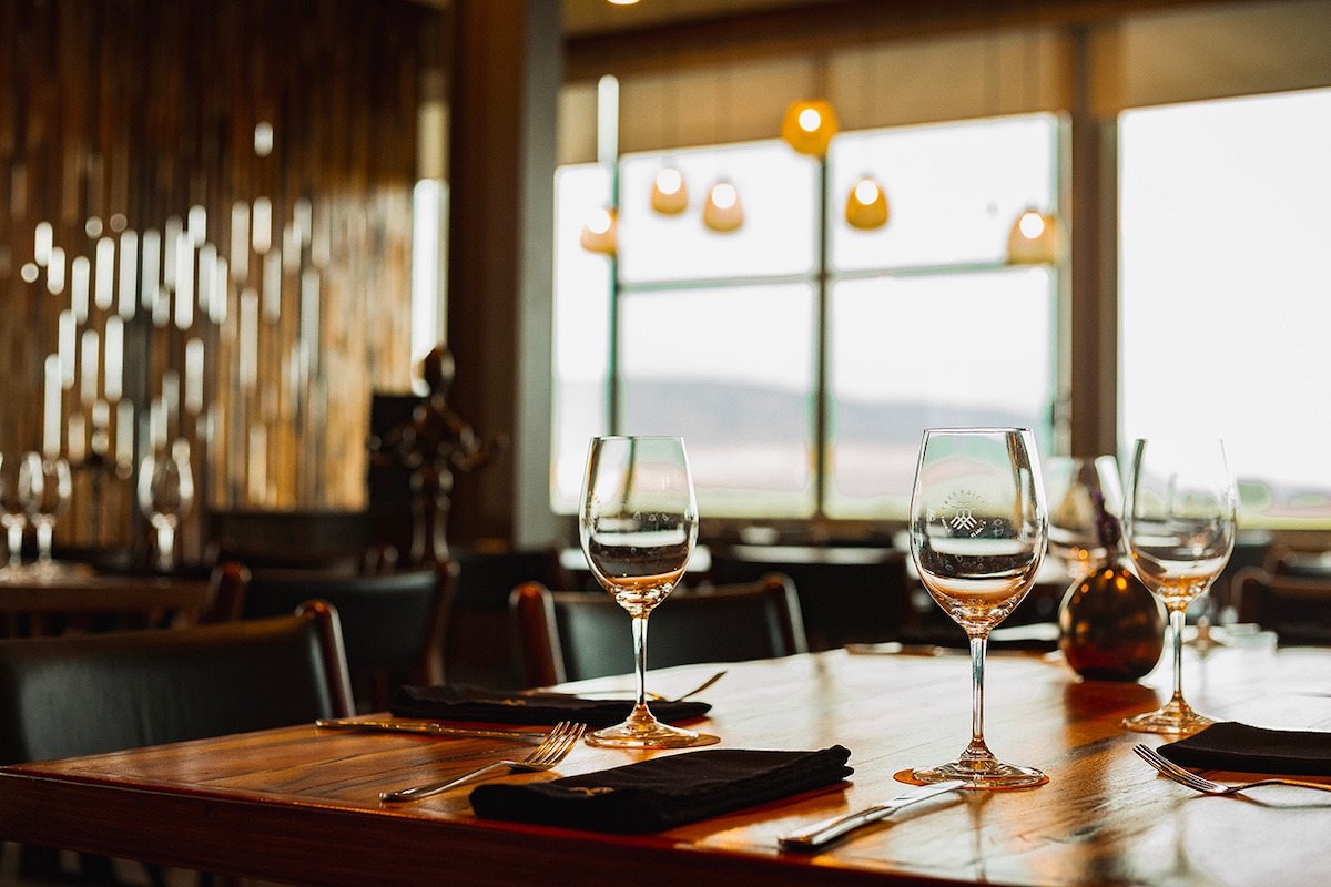 El vino del viñedo tres raíces