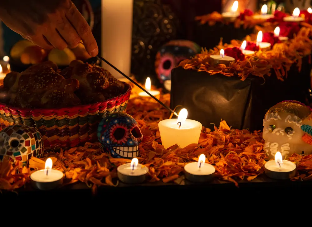 Cada elemento en la ofrenda de Día de Muertos tiene su significado