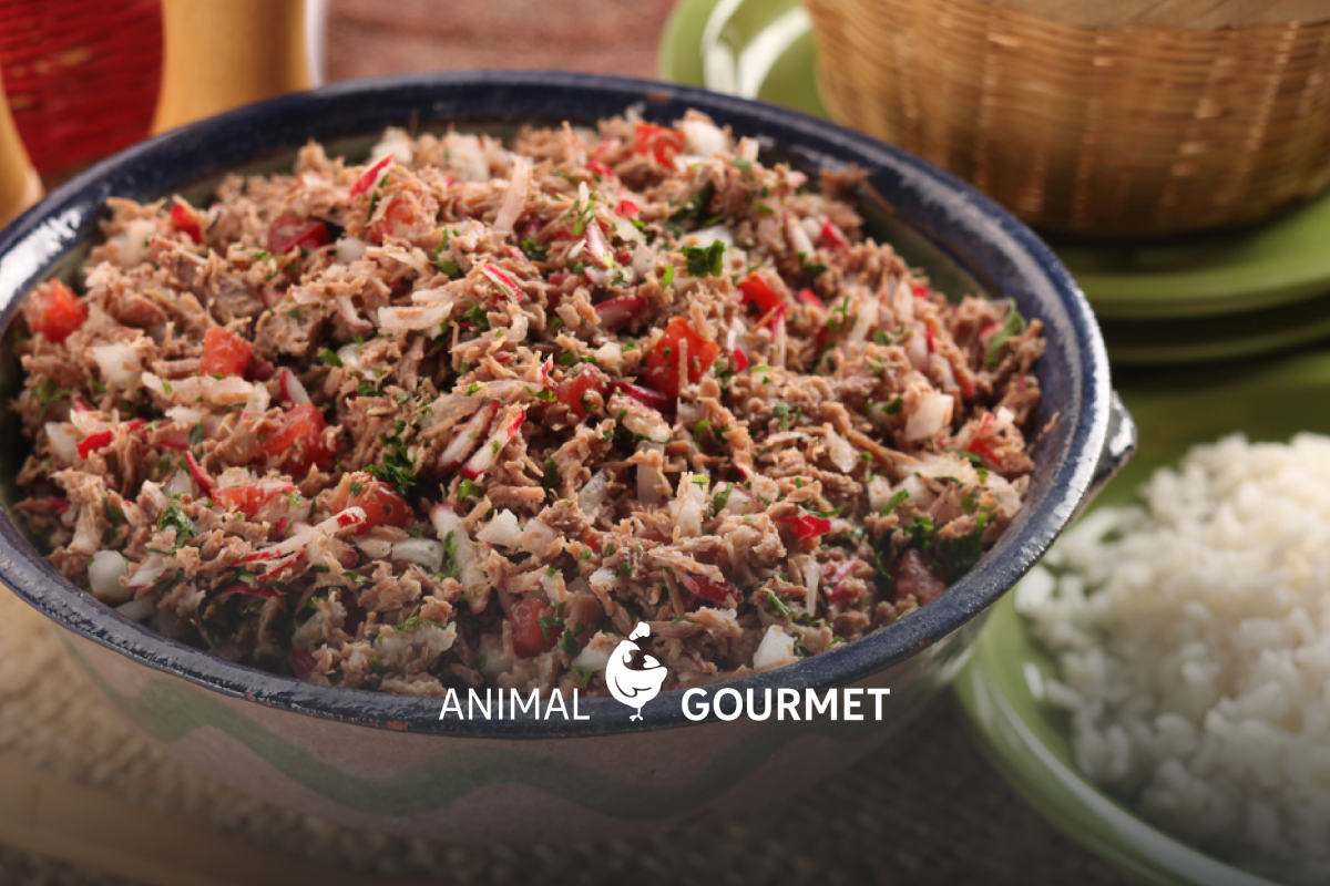 El salpicón significa "mezcolanza" o "mezcolanza" y es un plato de uno o más ingredientes cortados en cubitos o picados.