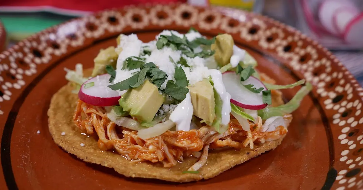 Tostada de tinga de pollo con chipotle