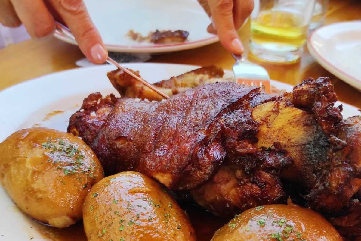 Chamorro braseado con cerveza Hércules.