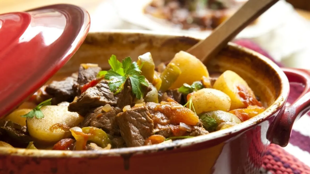 Cazuela con entomatado de res con chambarete