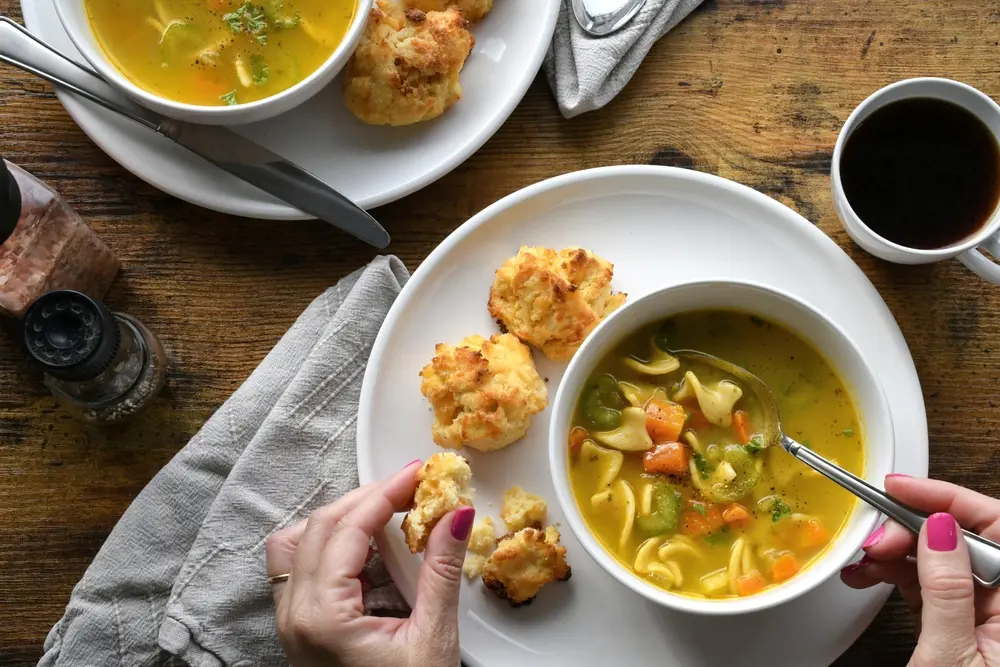 La sopa de fideos con verduras es la mejor opción para mediar con el frío de invierno