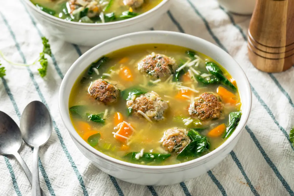 Sopa de fideos con albóndigas de pollo