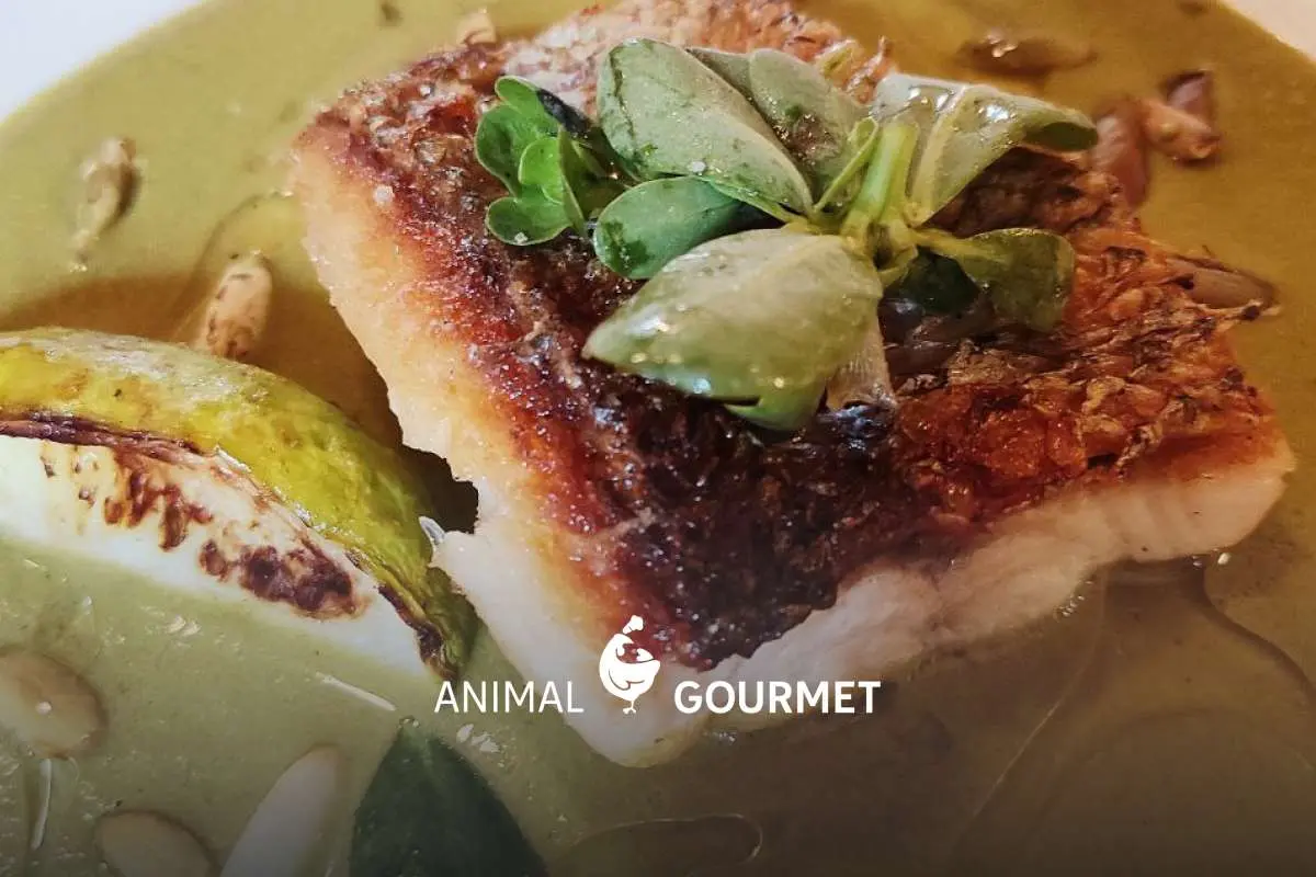 El pescado con mole verde es parte del menú que ofrece el chef Santiago Migoya en el Hotel Hércules.