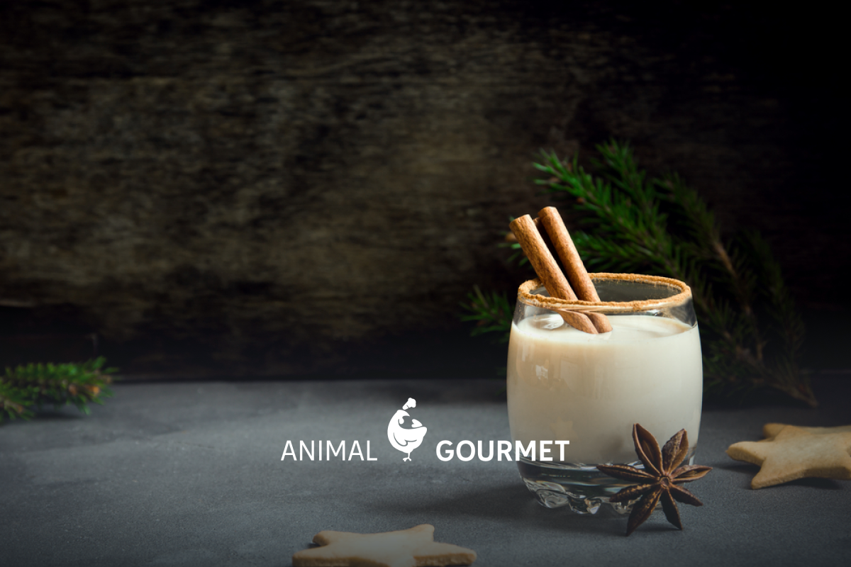 El eggnog es también conocido como ponche de leche o ponche de leche de huevo cuando se agregan bebidas alcohólicas.