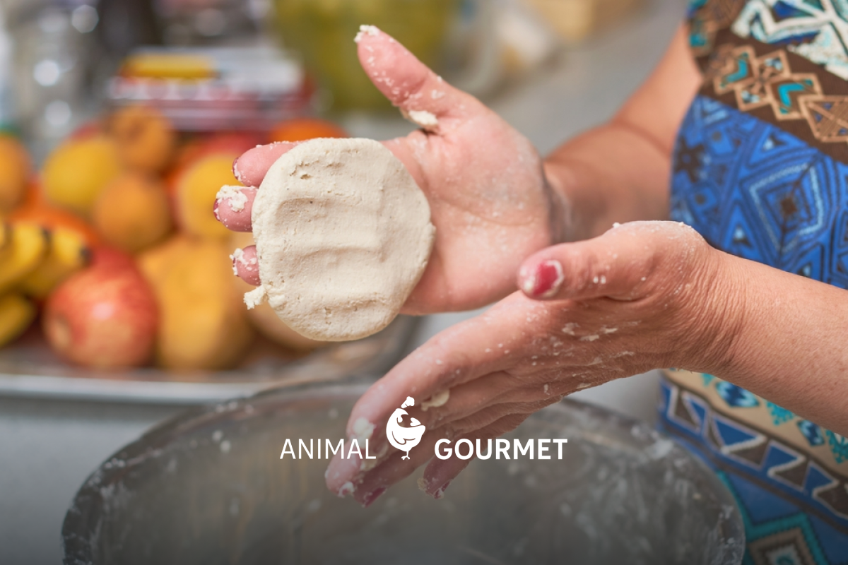 Para hacer tortillas de maíz a mano es necesario tortear la masa.