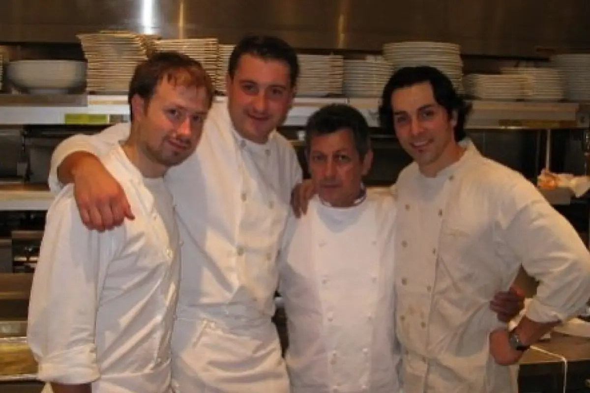 Santiago trabajó en restaurantes como Arzak en San Sebastián, España, y El Bulli de Ferran Adriá. 