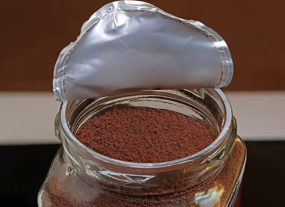 El café instantáneo se somete a un proceso de deshidratación.