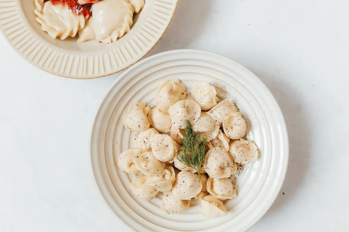 Para hacer masa para dumplings solo se necesita harina y agua.