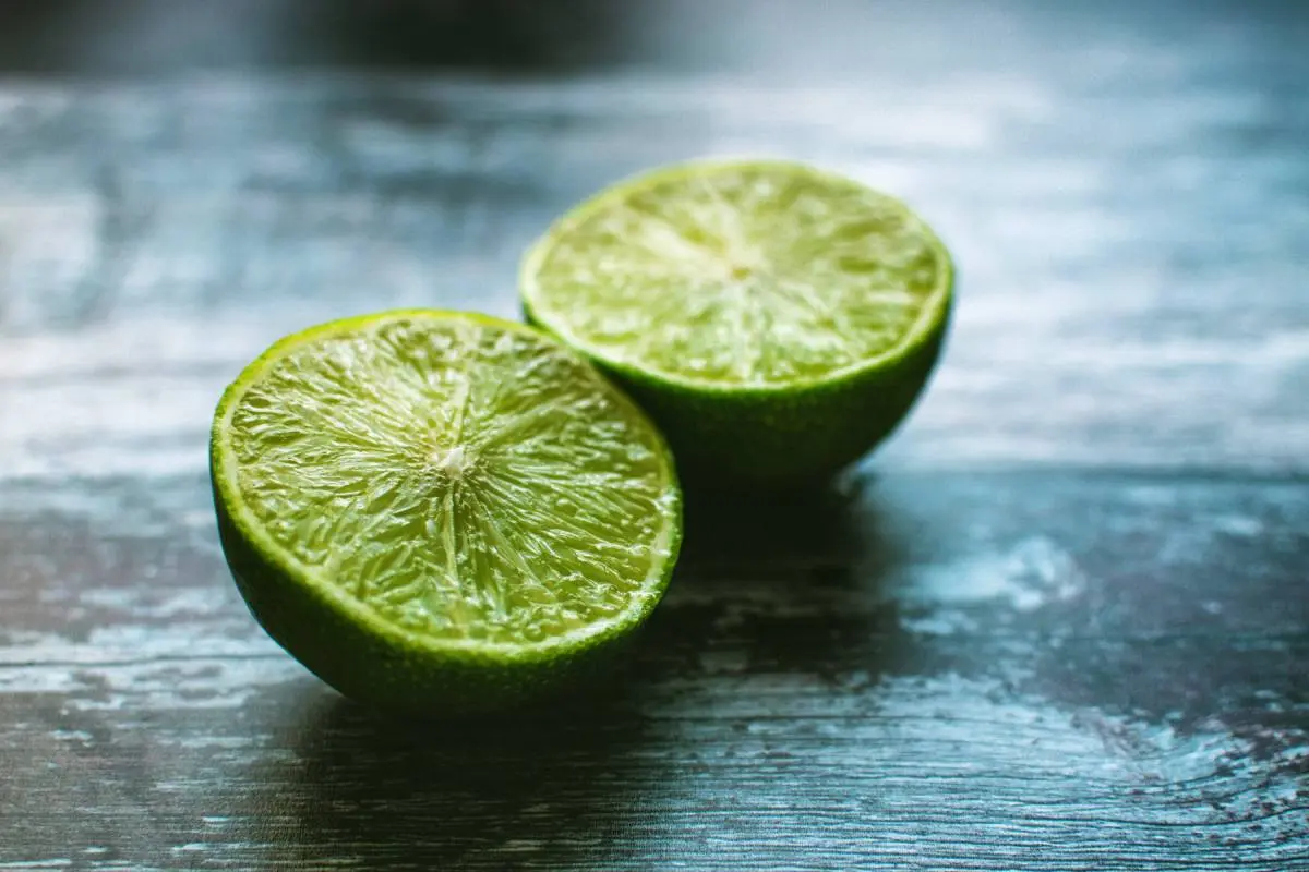 Al partir la fruta hay que añadir jugo de limón o frotar unos gajos de cualquier cítrico sobre la manzana o pera. Los antioxidantes presentes en frutas ricas en vitamina C son grandes aliados para evitar que la fruta cambie de color.