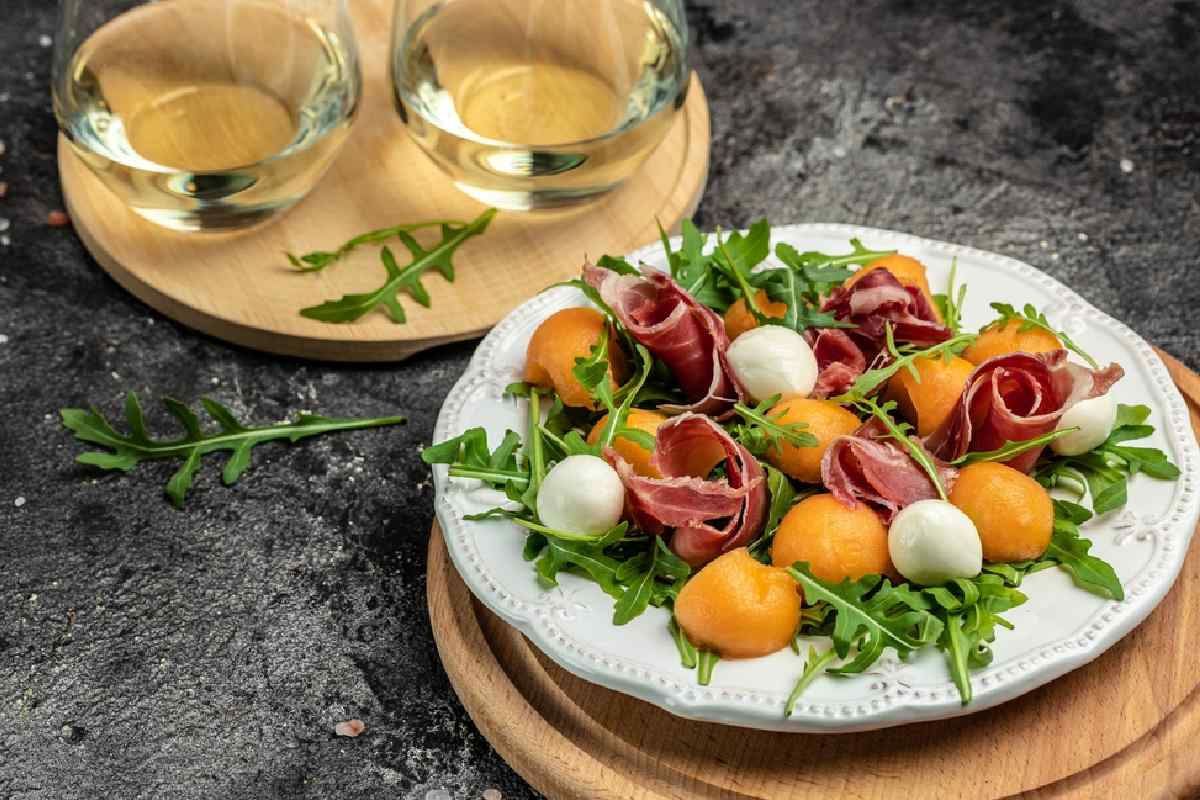 Ensaladas navideñas saladas para acompañar tu cena de Navidad.