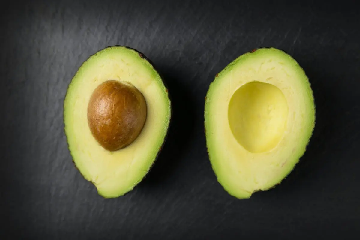 El aguacate es una de las frutas más consumidas en México, sin embargo, resulta desagradable comerla cuando está obscuro.