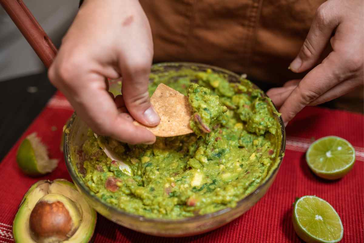 El guacamole es una salsa muy básica que consta de tres ingredientes principales: aguacate, tomatillo y chile.