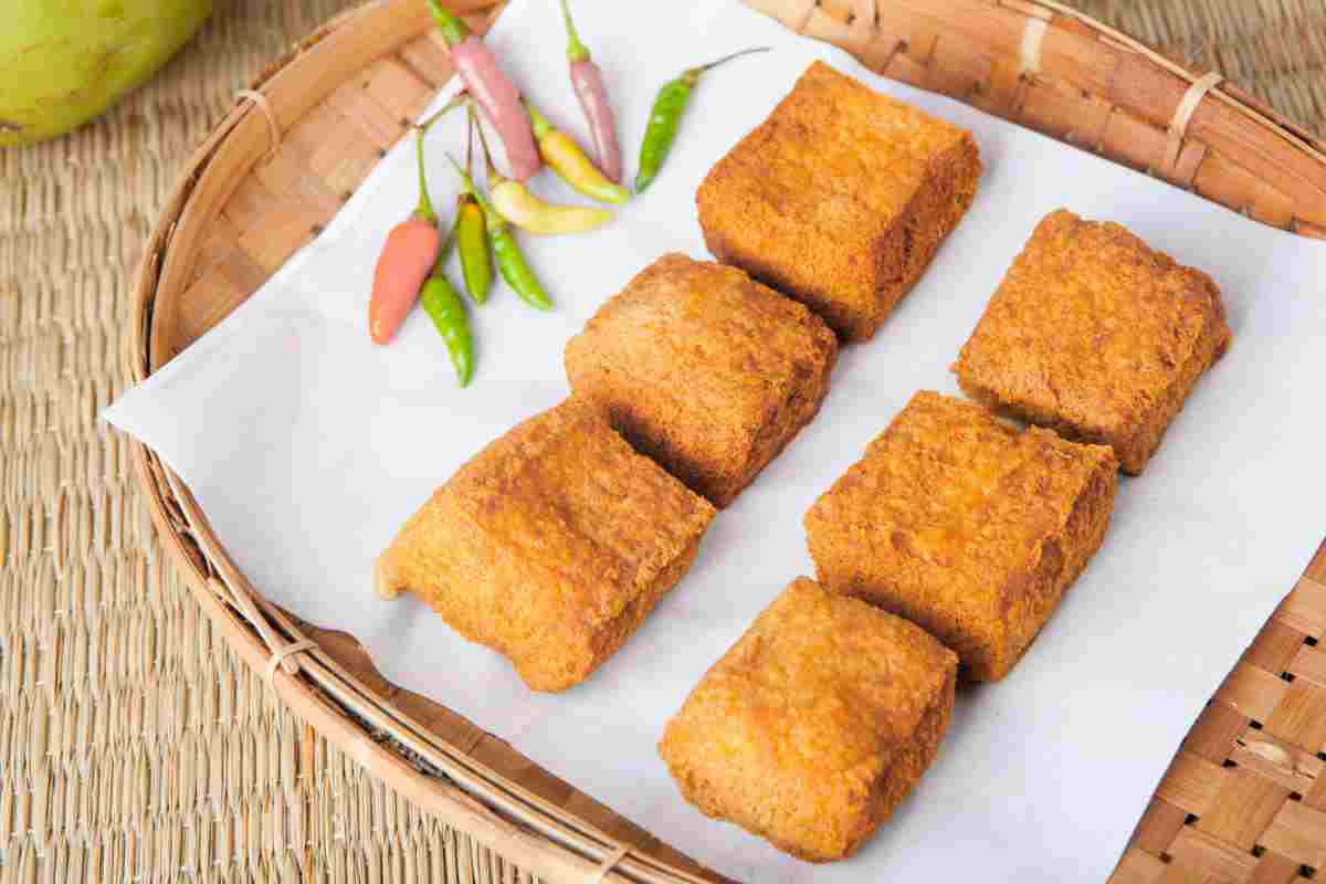 El tofu se puede cocinar de muchas maneras diferentes para cambiar su textura de suave y suave a crujiente y crujiente.