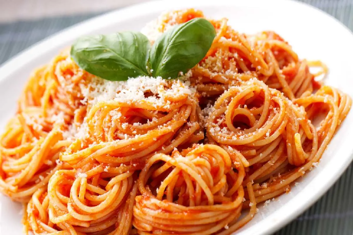 Prepara esta receta deliciosa de espagueti rojo con crema.