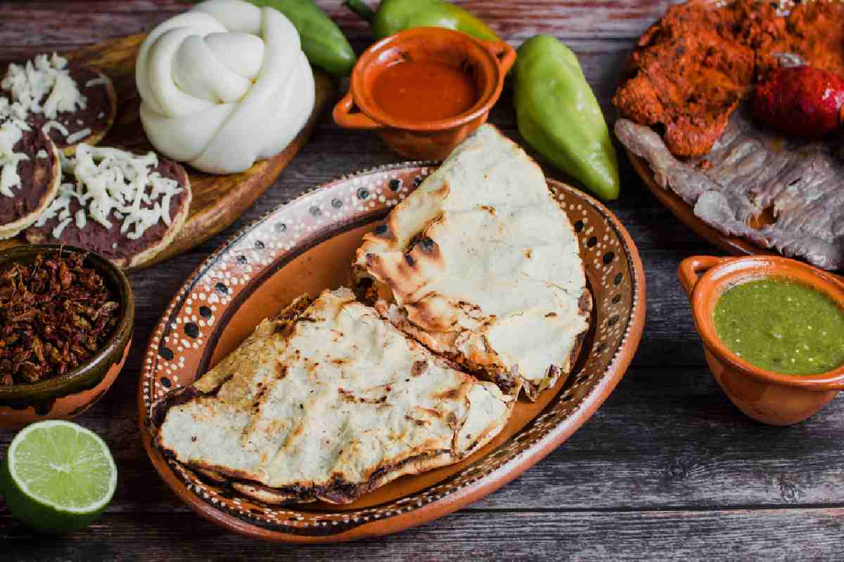 La tlayuda, también conocida como clayuda es una tortilla de maíz típica del estado de Oaxaca.