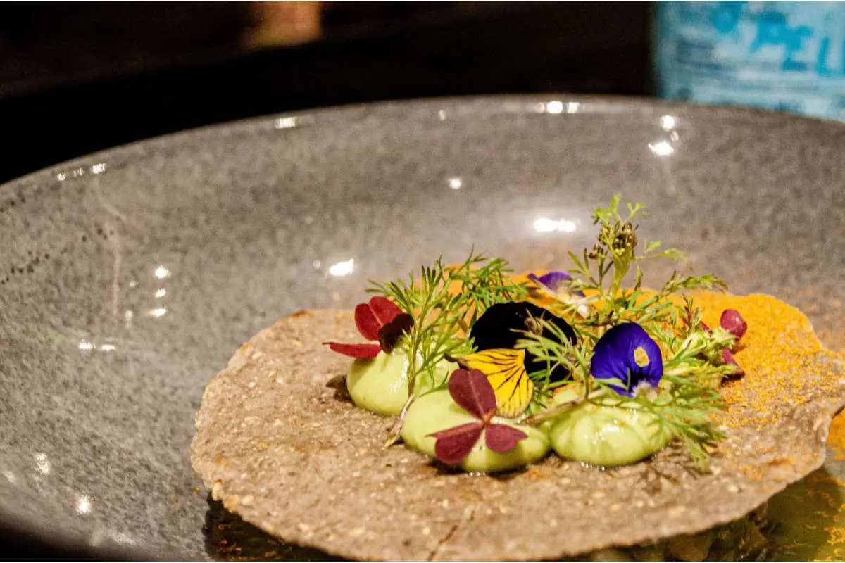 Los chefs Josefina López y Erik Santiago, originarios de Oaxaca y Ciudad de México respectivamente, presentaron como segundo tiempo un aguachile de tasajo que espero volver a probar. 
