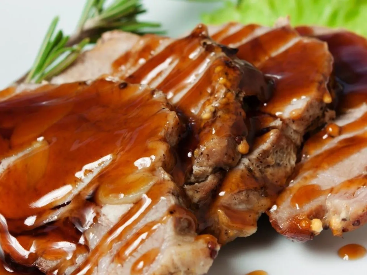 cómo hacer pierna de cerdo mechada en salsa de tamarindo