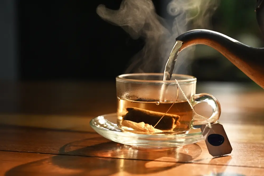 dejar la bolsita de té en la taza 
