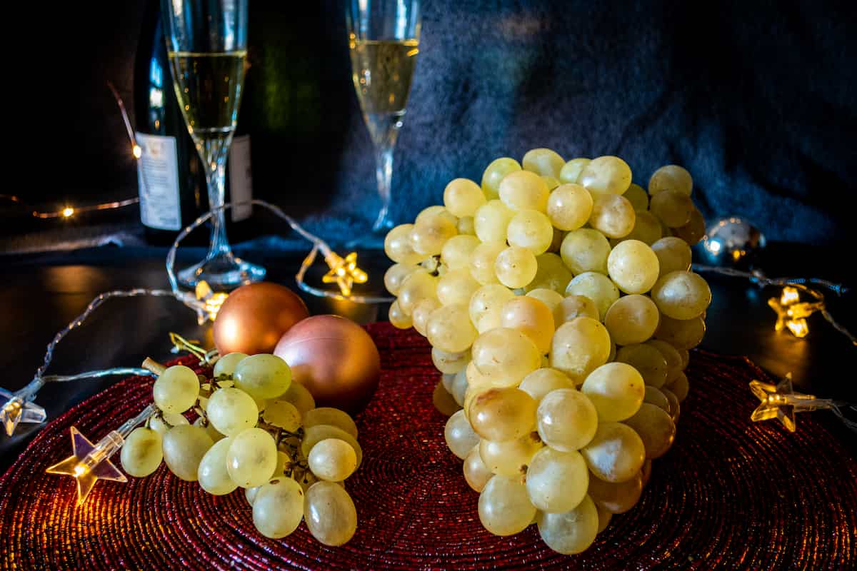 la tradición de comer uvas en Año Nuevo es icónica y muy antigua