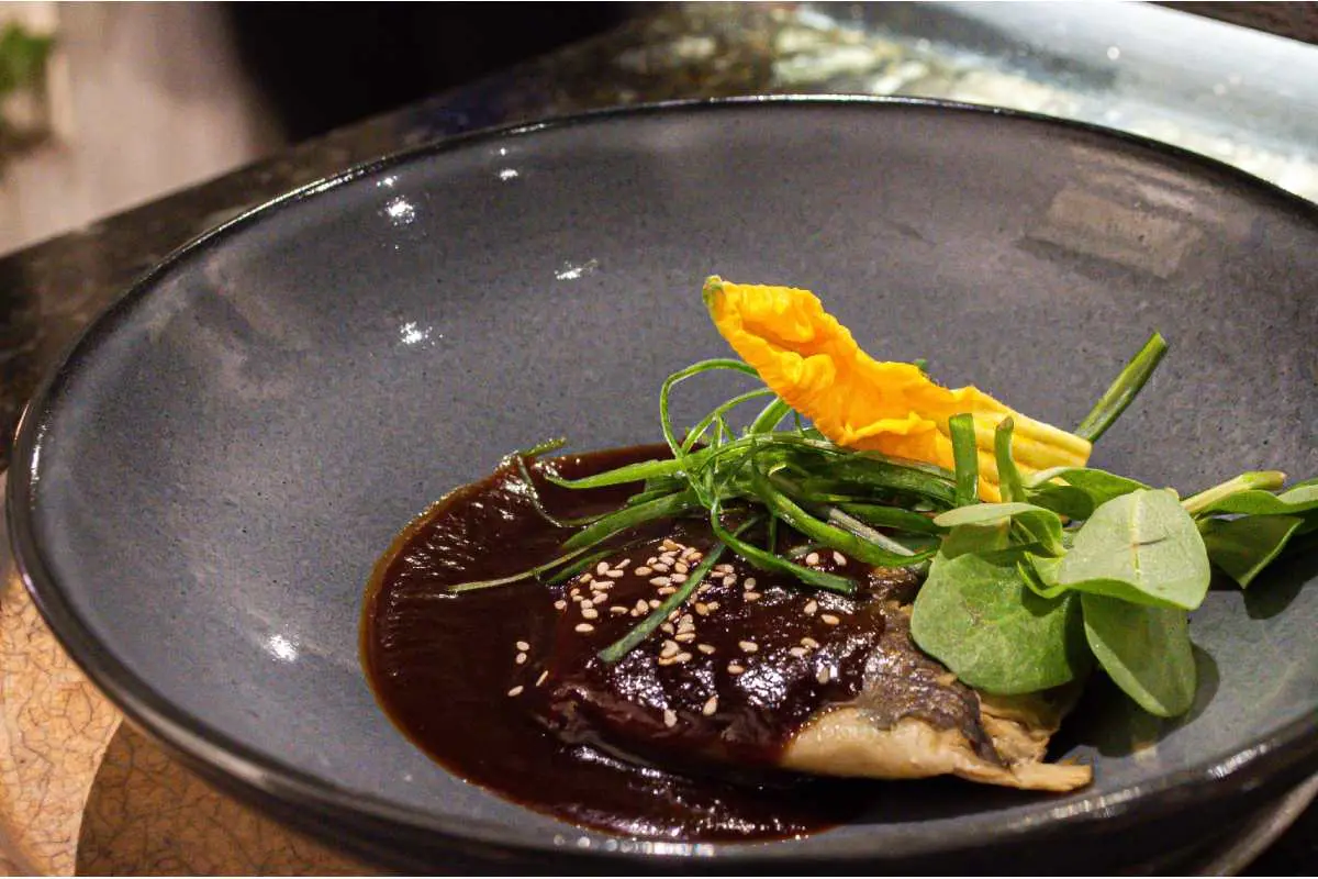 El chef anfitrión, Juan Aquino, de la mano de Gustavo Macuitl nos presentaron mole de tamarindo y chile costeño con tamal de conejo. 