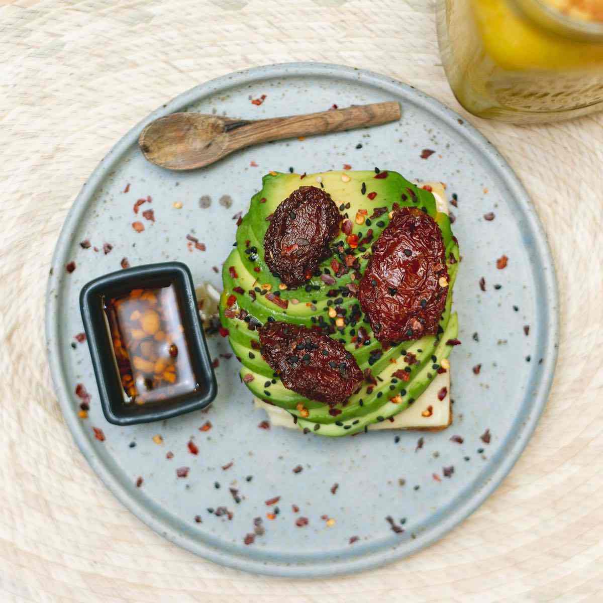 Toast de aguacate y jitomate deshidratado de Camomila / Desayunar saludable en CDMX