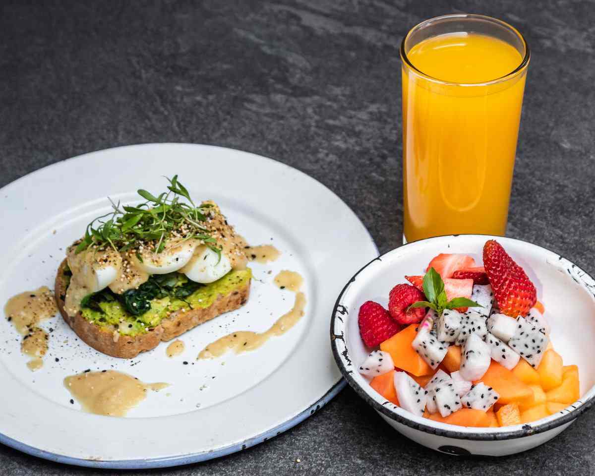 Central 1123 desayuno de toast y bowl de fruta en CDMX