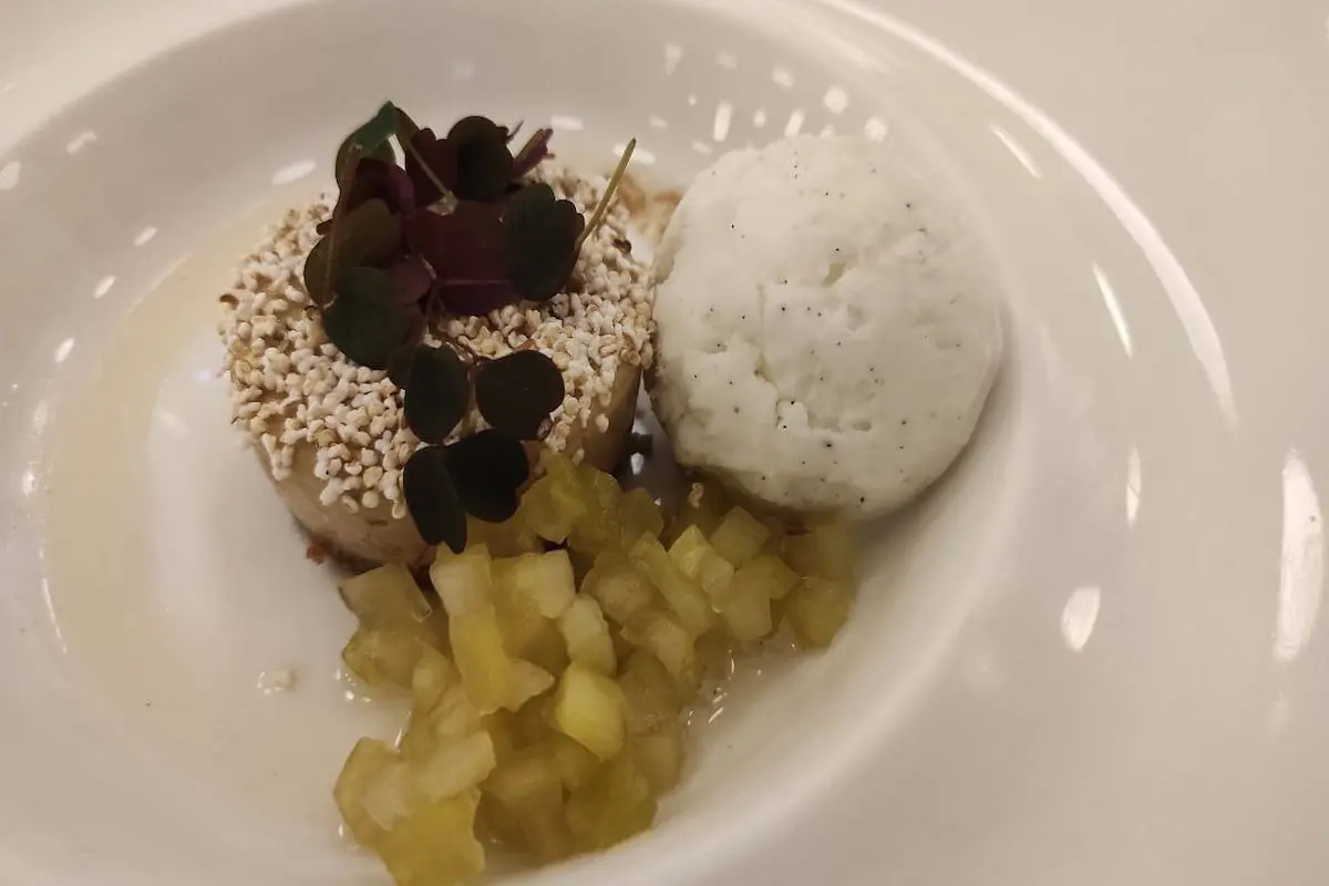 Cheesecake de tejocote y aguamiel con xoconostles en almíbar de jarabe de maguey con amaranto tostado.
