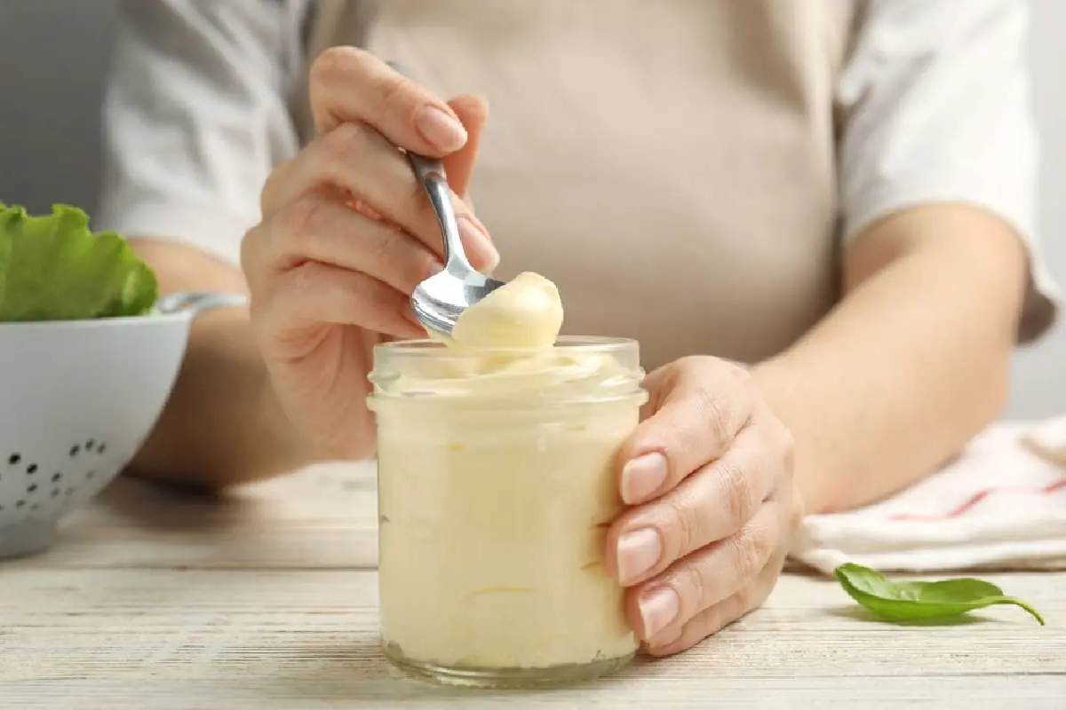 Para preparar mayonesa casera es necesario huevo, limón y aceite.