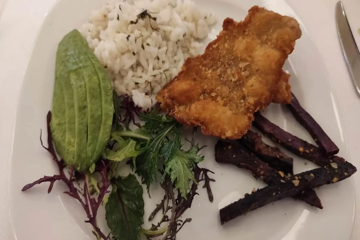 Milanesa de ternera marinada en pulque, arroz al pulque, hierbas finas y camote horneado.