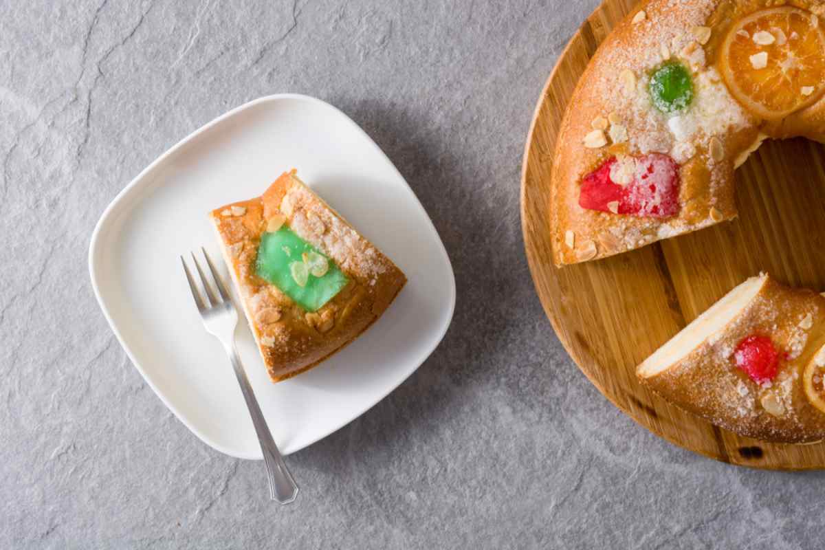 Rosca de reyes tipo pastel con bizcocho de naranja