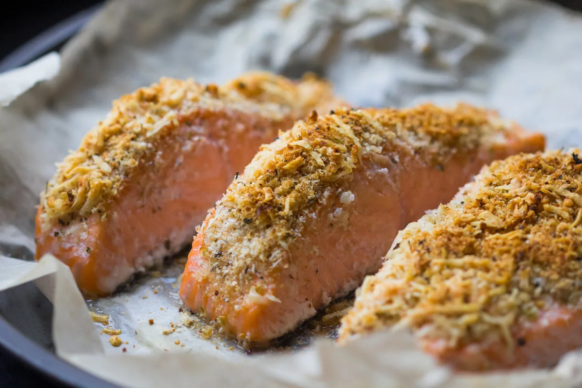 Salmón con costra parmesano en freidora de aire